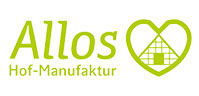 Logo der Allos Hof-Manufaktur in grüner Schrift mit einer Herzform, die auf der rechten Seite ein stilisiertes Haus enthält.