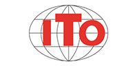 Rote Buchstaben "ITO" auf einer Weltkugel mit horizontalen und vertikalen Linien auf weißem Hintergrund.
